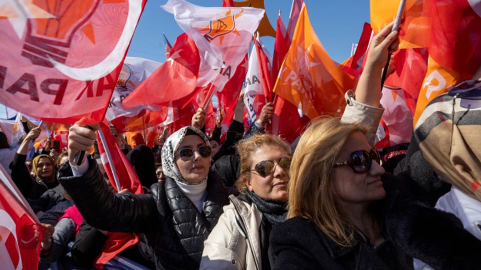 Unterstützerinnen und Unterstützer von Erdogan an einer Wahlkampfveranstaltung im März.