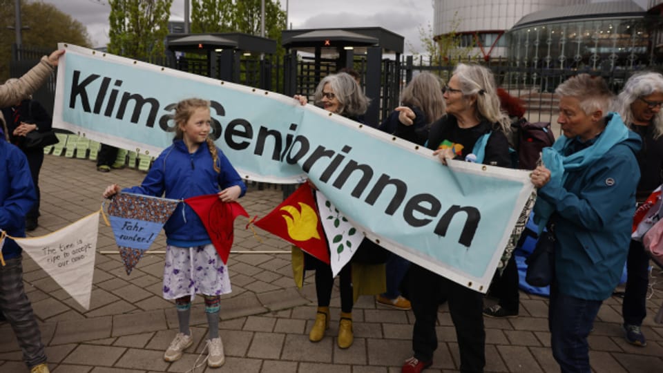 Vertreterinnen der Klimaseniorinnen warten vor dem Europäischen Gerichtshof für Menschenrechte in Strassburg auf die Urteilsverkündung.