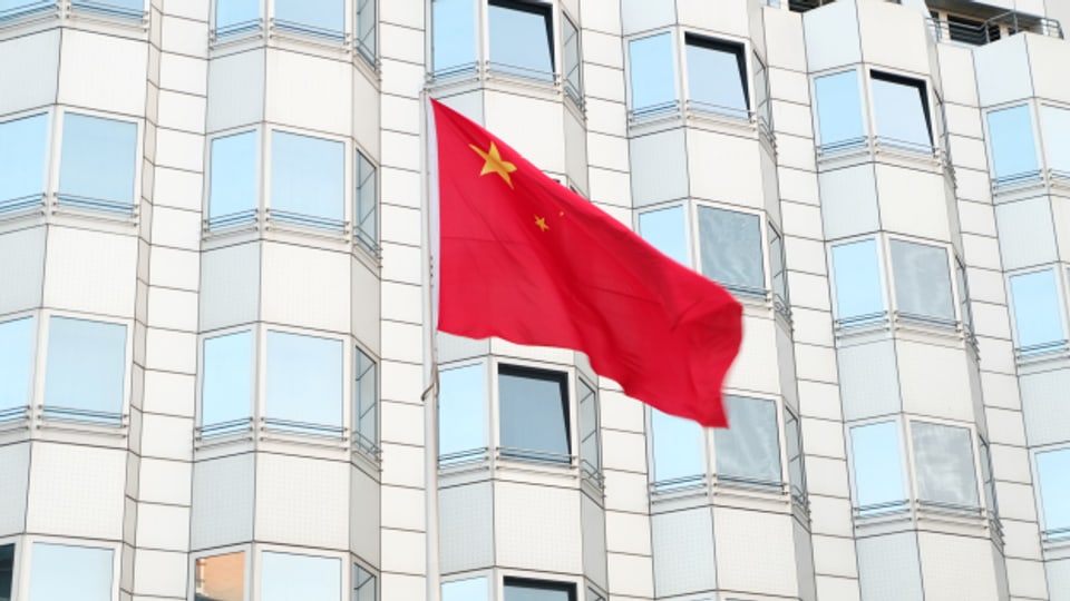 Eine chinesische Flagge vor der chinesischen Botschaft in Berlin.
