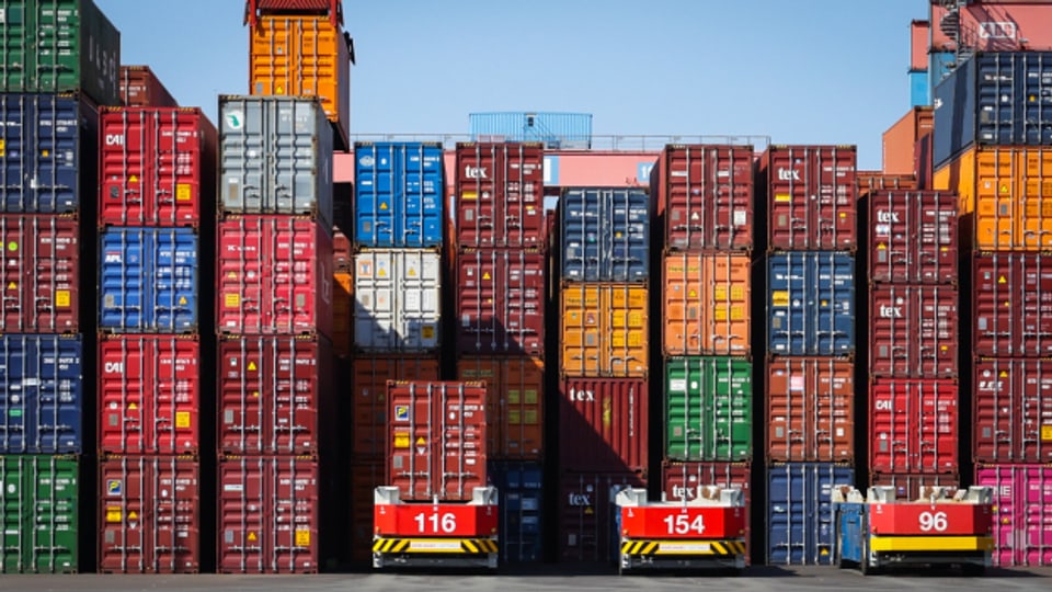 Automatische Containertransporter sind auf dem Gelände des Containerterminal Altenwerder in Hamburg unterwegs.