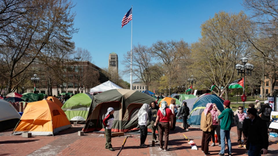 Studierende kampieren auf dem Campus der Universität von Michigan in Ann Arbor, um Druck auf die Universität auszuüben.