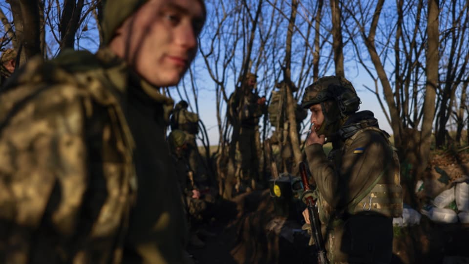 Der Ukraine fehlt es zunehmend an Soldaten. Russland rückt weiter vor. Eine schwierige Situation für die ukrainischen Soldaten.
