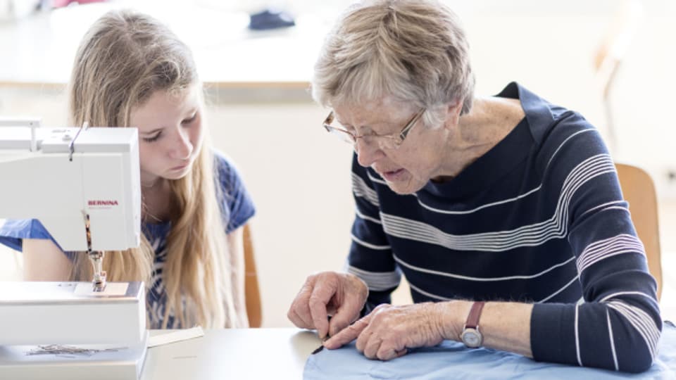 Viele Rentnerinnen und Rentner unterstützen Lehrpersonen.