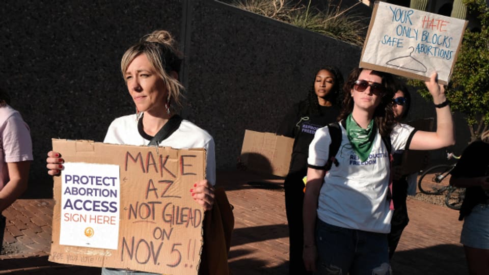 Pro-Choice-Demonstration in Tucson nach der Entscheidung des obersten Gerichtshofs in Arizona, die ein nahezu vollständiges Verbot von Abtreibungen im Bundesstaat Arizona vorsieht.