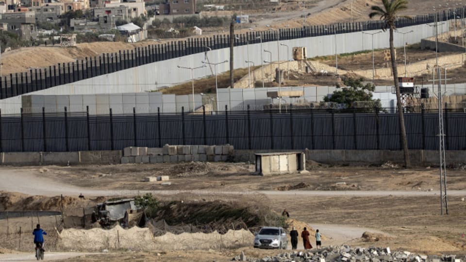 Binnenvertriebene Palästinenser, die aufgrund des Konflikts zwischen Israel und der Hamas aus ihren Häusern geflohen sind, suchen am 20. April 2024 in Rafah im südlichen Gazastreifen Schutz in der Nähe der Grenze zu Ägypten.