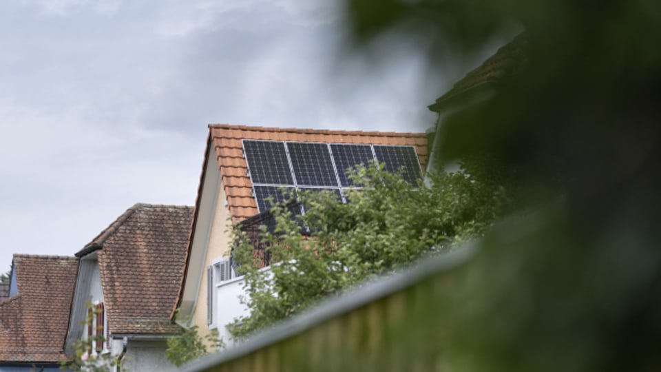 Sonnenkollektoren auf dem Dach eines Hauses.