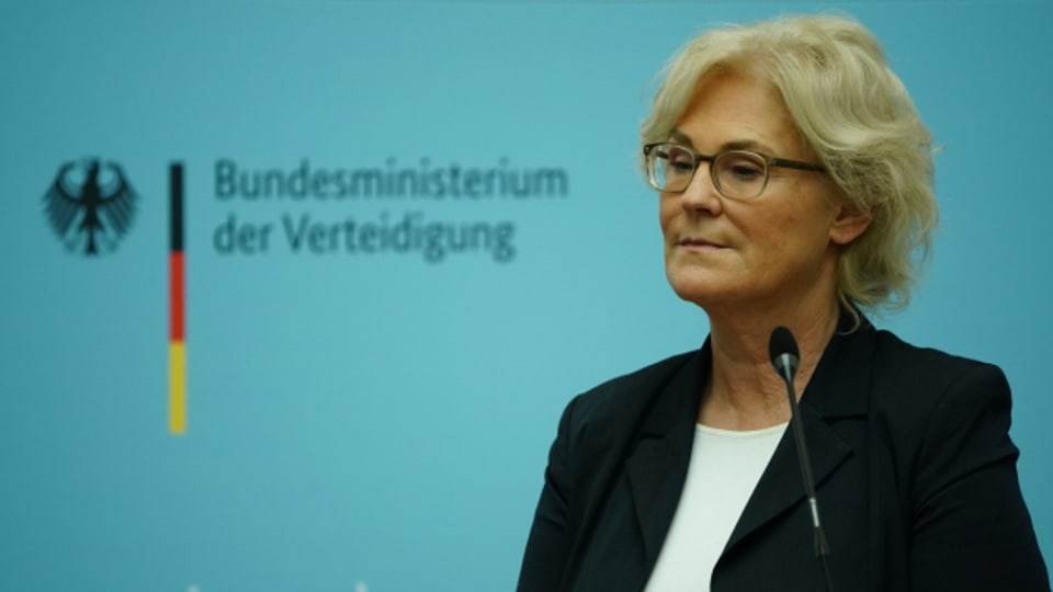 Die deutsche Verteidigungsministerin Christine Lambrecht tritt zurück.