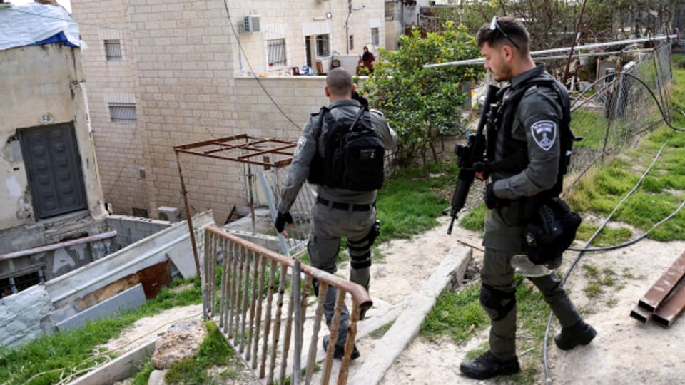 Israelische Grenzpolizisten patrouillieren an einem abgeriegelten Familienhaus eines mutmasslichen palästinensischen Attentäters.