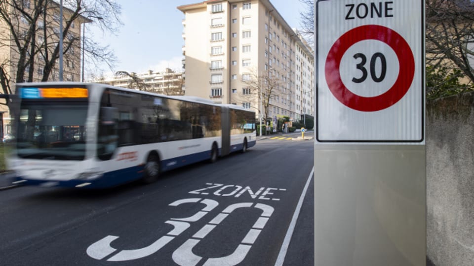 Bus der Genfer ÖV-Betriebe fährt durch eine Tempo 30 -  Zone.