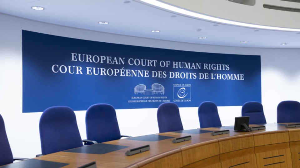 Das Logo des Europäischen Gerichtshofs für Menschenrechte hinter den Richtersitzen in der Großen Kammer des Europäischen Gerichtshofs für Menschenrechte, EGMR, in Straßburg,