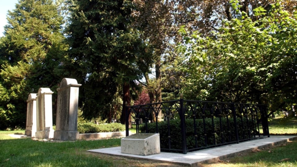 Das Grab des Schweizer Reformators Jean Calvin (rechts) auf dem Friedhof Plainpalais in Genf..