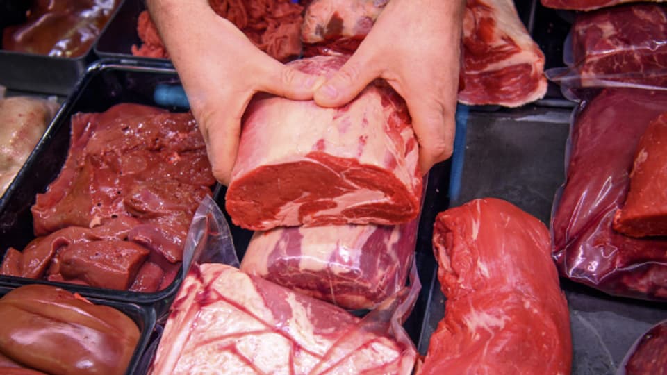 Damit die Ernährungssicherheit der Schweiz auch in Zukunft gewährleistet ist, fordern Wissenschaftler:innen unter anderem ein Verbot von Fleisch-Aktionen.