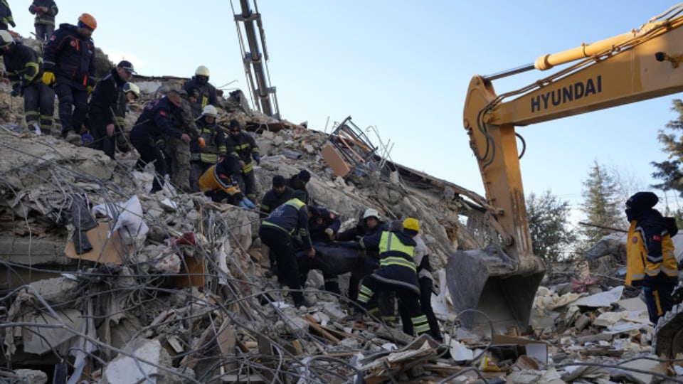 Nach den schweren Erdbeben in der Türkei und in Syrien wird weiter nach Überlebenden gesucht.