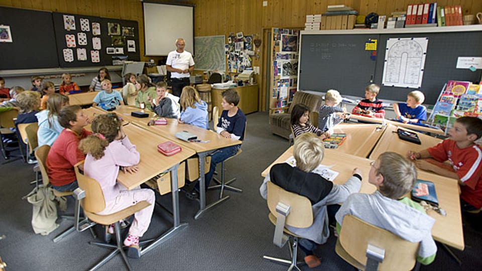 Ähnlich wie in Burgdorf sind in der Primarschule Davos Monstein alle sechs Primarstufen in einer Klasse als Gesamtschule zusammengefasst.