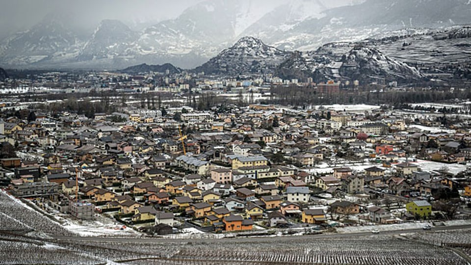 Das Dorf Bramois und die Stadt Sion im Rhonetal.