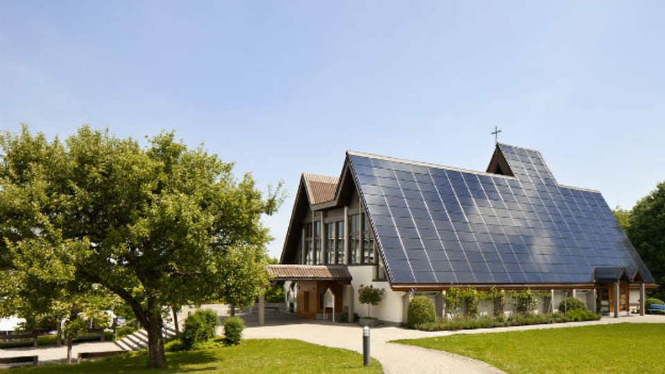 Solaranlage auf dem Dach der ökumenischen Kirche Halden in Sankt Gallen