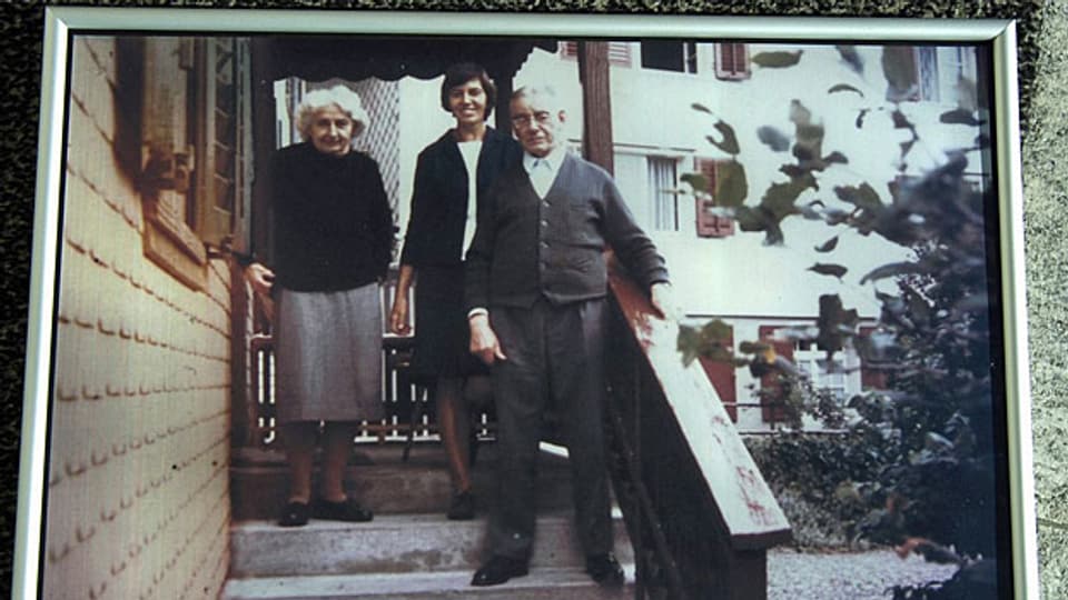 Eine Fotografie aus früheren Tagen zeigt Paul Grüninger mit Frau und Tochter beim Hauseingang in Au.