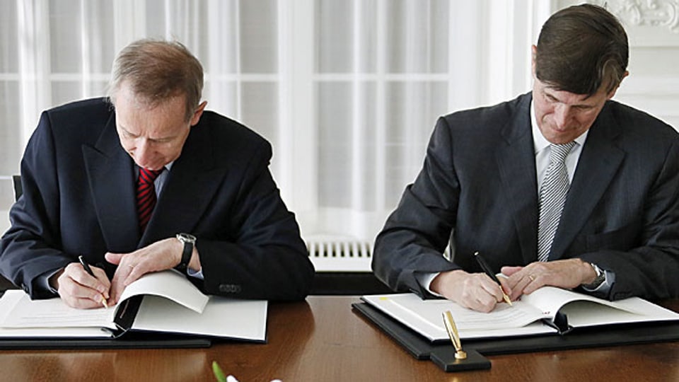 Staatssekretär Ambühl und US-Botschafter Beyer unterzeichnen die Vereinbarung zu Fatca.