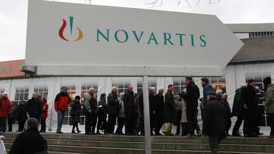 2‘700 Aktionärinnen und Aktionäre strömten am 22. Februar 2013 in die St. Jakobshalle in Basel an die Generalversammlung von Novartis. Hauptthema war die Abgangsentschädigung für Noch-Präsident Daniel Vasella.