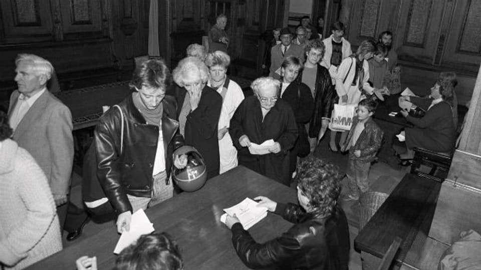 Das waren noch Zeiten: lange Schlange in einem Urnenlokal in Basel am 17. Oktober 1987