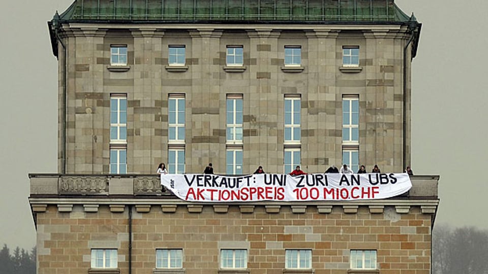 Aus Protest gegen das Engagement der UBS an der Uni Zürich protestierten Juso-Mitglieder am 24. April 2012.
