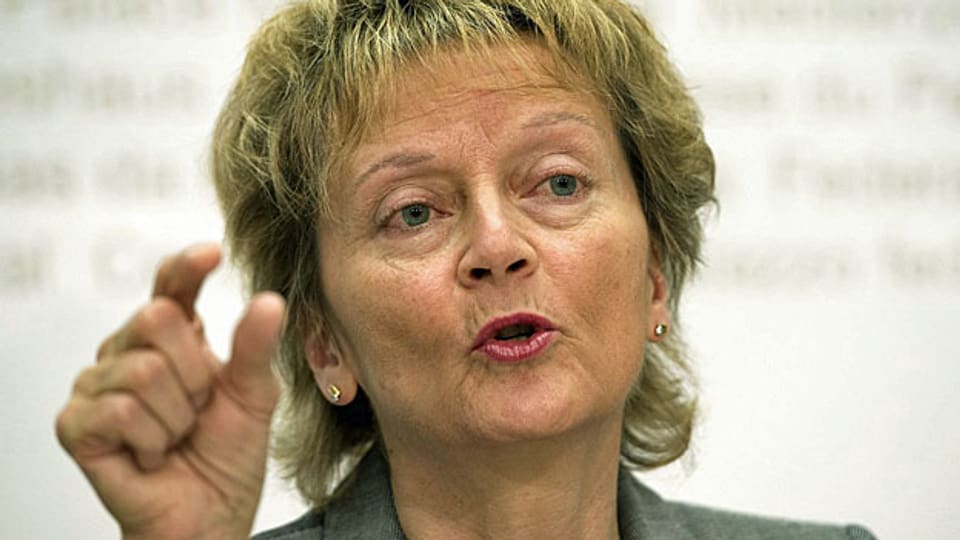 Bundesrätin Eveline Widmer-Schlumpf äussert sich am 27. Februar an der Medienkonferenz zur Bekämpfung der Geldwäscherei und zu Sorgfaltspflichten im Steuerbereich.