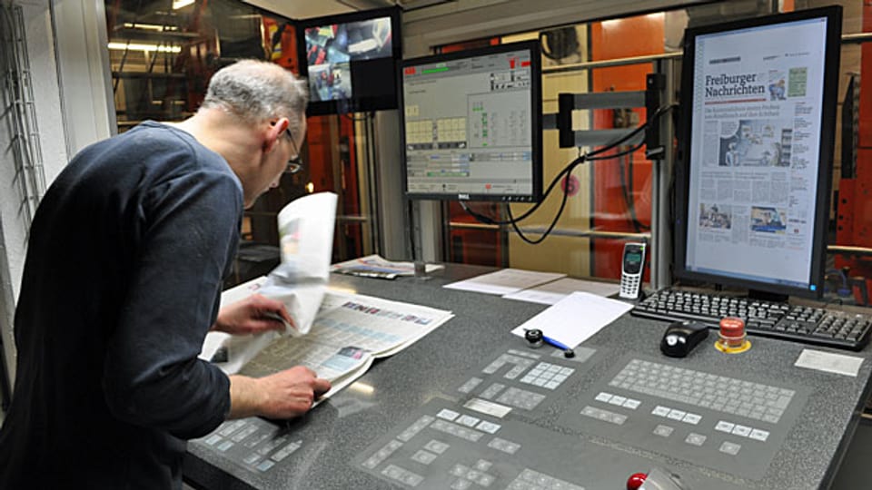 Drucker Daniel Mettraux beim Druck der Freiburger Nachrichten in der Paulusdruckerei.