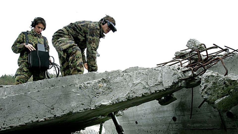 In eingestürzten Gebäuden nach Überlebenden suchen - eine frühere Übung der Katastrophenhilfe in der Nähe von Genf.