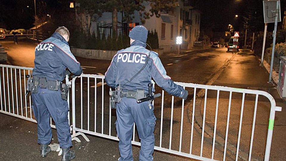 Polizisten riegelten am Donnerstag das Gebiet um das Haus in Bern ab, wo sich der angeklagte «Heiler» verschanzt hatte.