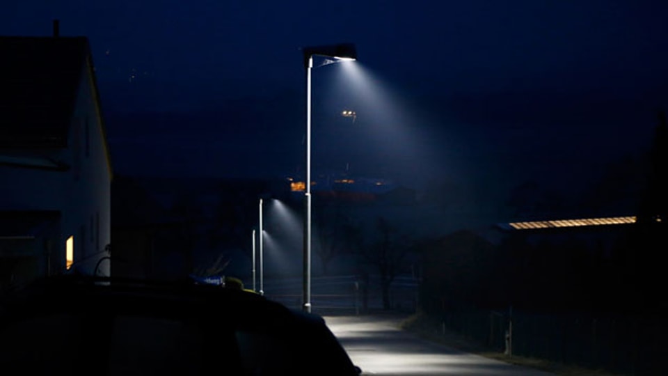 LED-Strassenlampen beleuchten am Donnerstag, 10. Januar 2013, eine Quartierstrasse in Igis im Churer Rheintal.