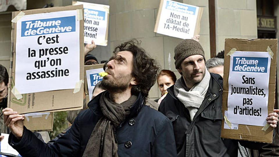 Etwa 50 Angestellte der «Tribune de Genève» protestieren am 27. März in Genf gegen die Sparvorhaben von Tamedia.