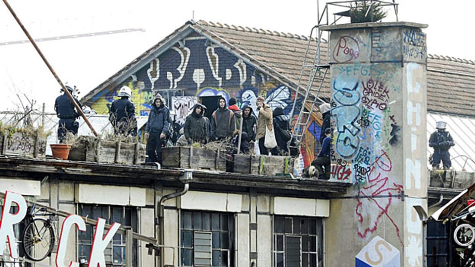Die Polizei kontrolliert am 5. März das besetzte Binz-Areal in Zürich.