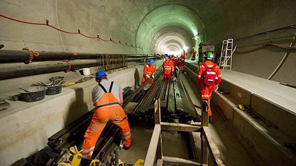 Einbau der Bahntechnik im Gotthard-Basistunnel, am 2. April 2013.