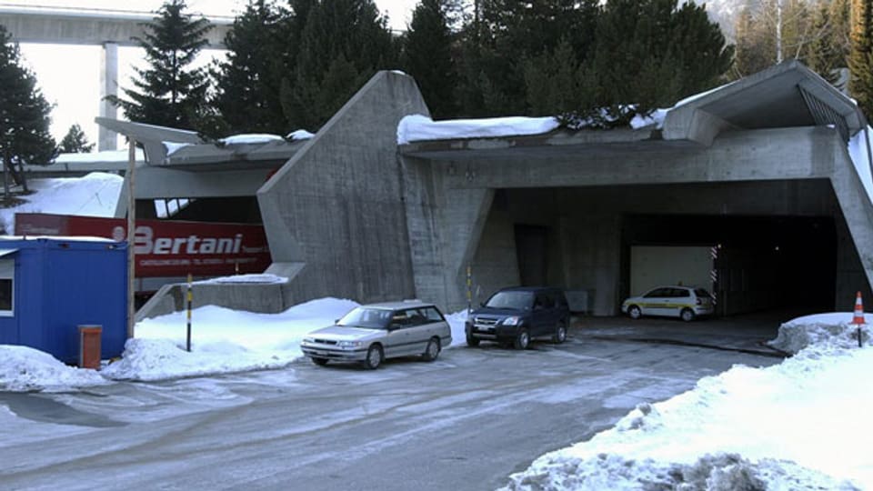 Der als Warendepot und Parkplatz genutzte Tunneleingang des Südportals ist als Einfahrt für die zweite Gotthardröhre gedacht.