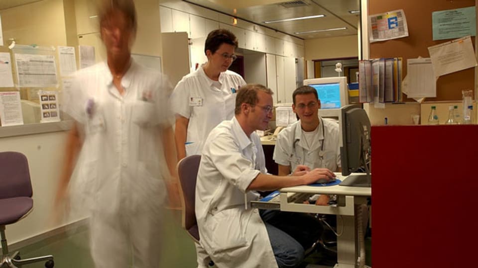 Zwei Krankenpfleger suchen Patientendossiers in der Notfallaufnahme des Universitätsspitals in Genf.