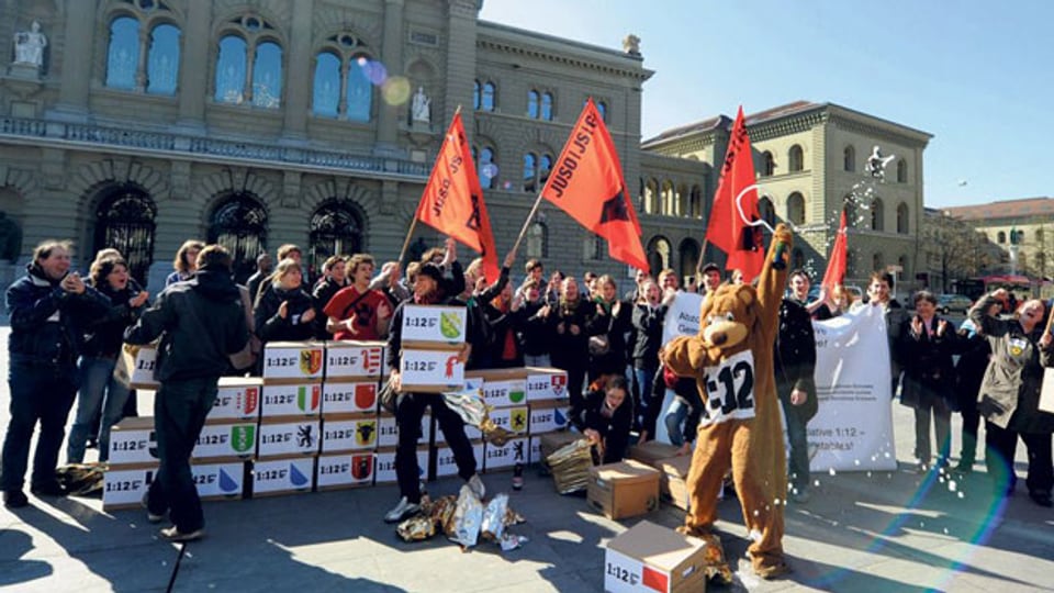 Die Jungsozialisten vor dem Bundeshaus in Bern beim Einreichen der 1:12-Initiative im März 2011.