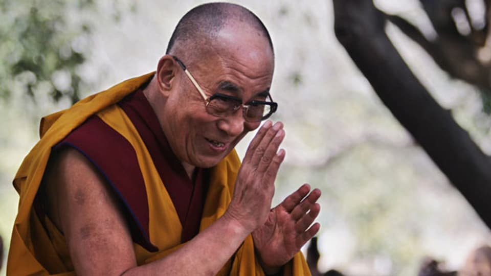 Der Dalai Lama begrüsst seine Anhänger in New Dehli, März 2013.