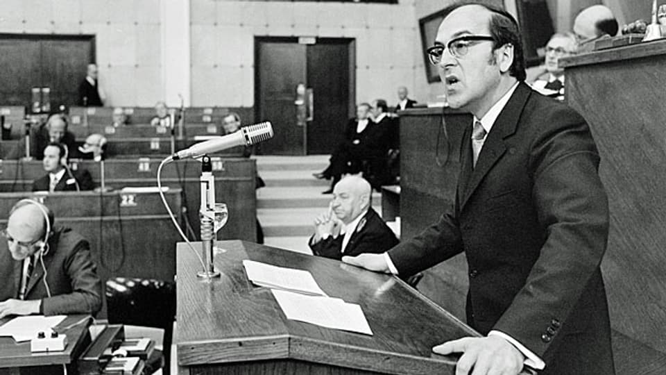 Bundesrat Kurt Furgler spricht am 23. Oktober 1972 im Europarat in Strassburg - als Vorsitzender der europäischen Justizministerkonferenz.