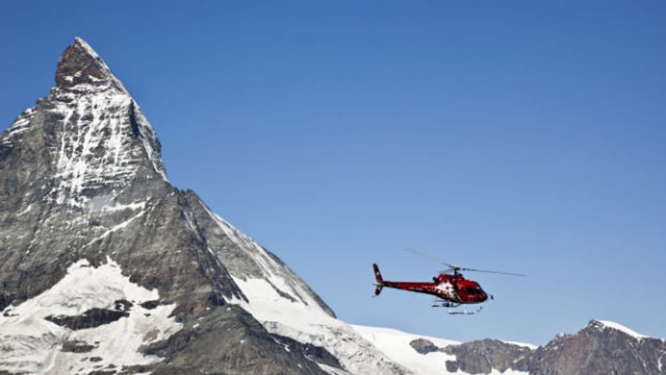 Helikopter der Air Zermatt vor dem Matterhorn.