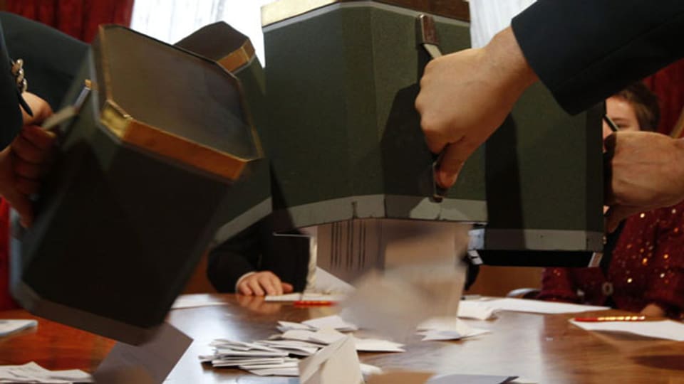 Offizielle Leerung der Wahlurne mit den Stimmzetteln zur Bundesratswahl.