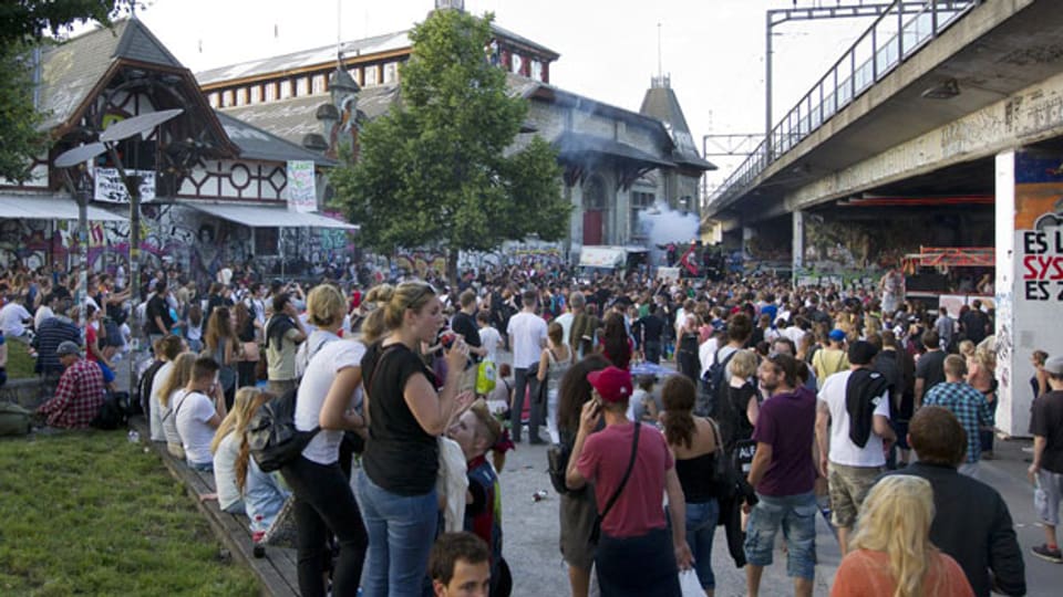 Junge Leute stehen vor der Tanz-Demo «Tanz dich frei» auf dem Platz vor der Reitschule, am Samstag, 2. Juni 2012 in Bern.