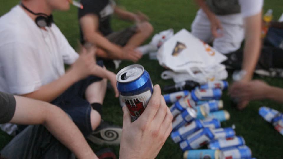 Junge Leute trinken Bier aus Dosen, anlässlich des ersten «Botellon»