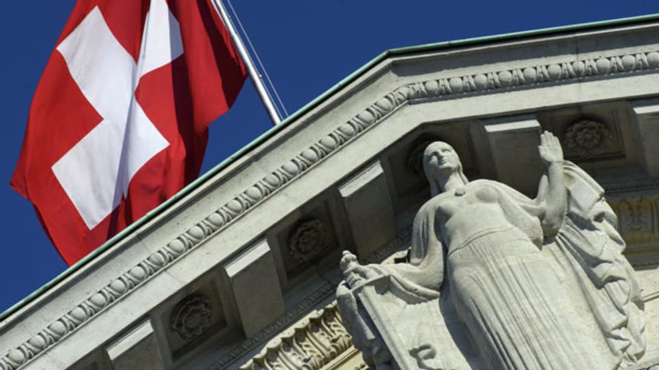 Das Gebäude des Bundesgerichts mit Schweizer Fahne und der «Justizia».