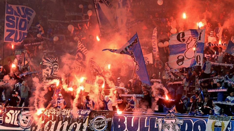 GC-Fans entzünden Feuerwerkskörper nach dem Sieg im Schweizer Fussball-Cup-Finale zwischen FC Basel und Grasshopper Zürich im Stade de Suisse Stadion in Bern, am Montag, 20. Mai 2013.