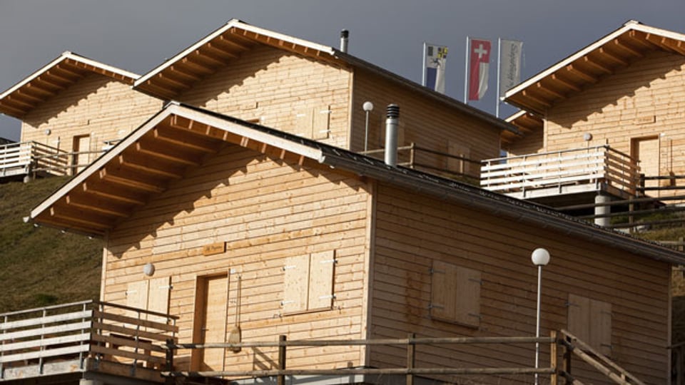 Das Maiensässdorf Aclas mit den 19 Ferienhäuser im Skigebiet Oberurmein am Heinzenberg. Das Maiensässdorf und Ferienresort Aclas der Bündner Unternehmung Grischalpin am Heinzenberg im bündnerischen Domleschg wurde im Dezember 2008 eröffnet. Langfristig sind weitere 10 Ferienresorts in Graubünden geplant.