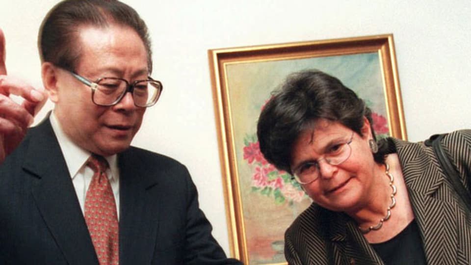 Der chinesische Präsident Jiang Zemin (links) und Bundespräsident Ruth Dreifuss (Mitte) am 25. März 1999 in Bern. Der chinesische Präsident Jiang Zemin machte einen dreitägigen Besuch, der erste in der Schweiz von einem chinesischen Staatsoberhaupt.