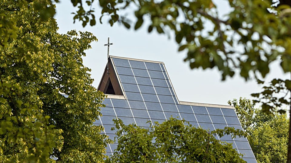 Die ökumenische Kirche Halden in St. Gallen. Als erste Schweizer Kirche erhielt sie auf dem südlichen Dach eine Photovoltaikanlage. Der Heimatschutz wehrt sich gegen solches,