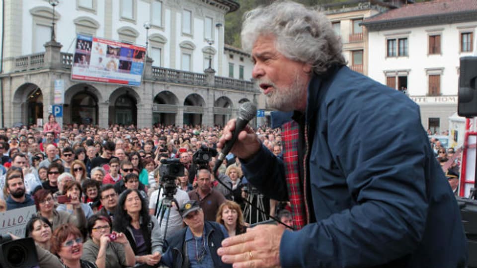 Beppe Grillo mit seinen Anhängern bei einer Veranstaltung im April in Tolmezzo