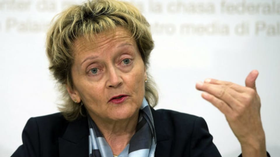 Bundesrätin Eveline Widmer-Schlumpf an einer Medienkonferenz am 17. Mai 2013
