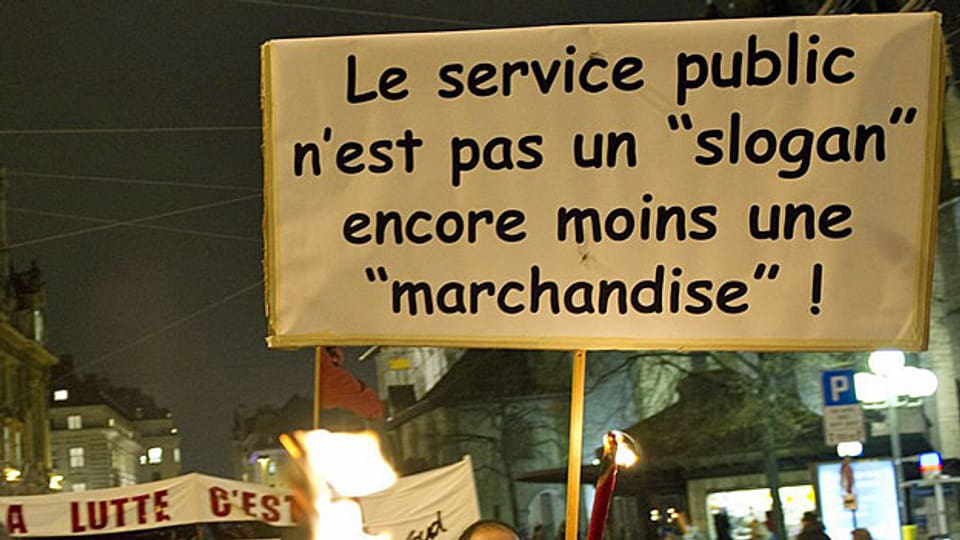Demonstration imm November 2011 in Lausanne: «Service public ist kein Slogan - und noch weniger eine Ware».